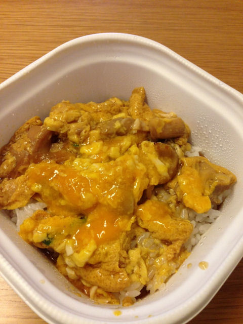 「ふんわり玉子のこだわり親子丼」（セブン-イレブン）