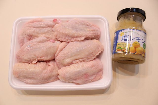塩レモンを使ったアレンジレシピ「手羽先の塩レモンペッパー焼き」／手羽先を漬け込んで、焼いていきます