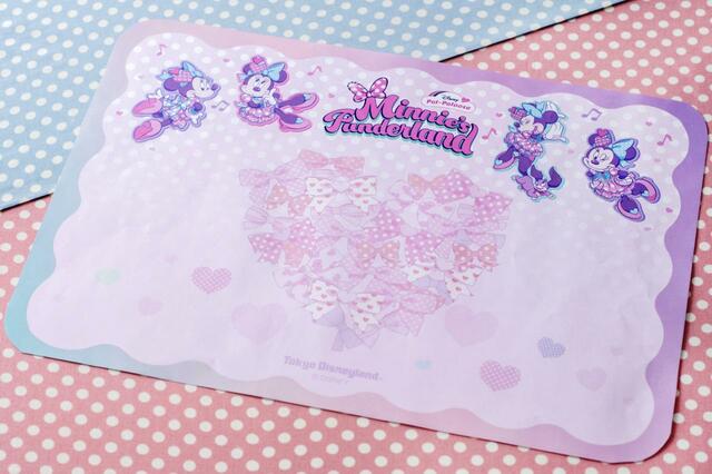 オリジナルランチョンマット｜東京ディズニーランド「ディズニー・パルパルーザ“ミニーのファンダーランド”」スペシャルメニュー｜東京ディズニーリゾート40周年“ドリームゴーラウンド”｜発売期間：2023年12月26日（火）〜2024年3月31日（日）｜販売店舗：東京ディズニーランド「プラザパビリオン・レストラン」