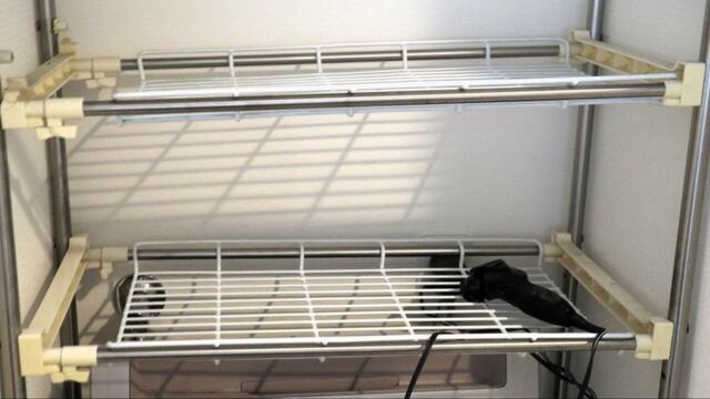 【BEFORE】これまで使用していた洗濯機ラック。経年劣化でプラスチック部分が破損し、棚板が傾いてしまいました…