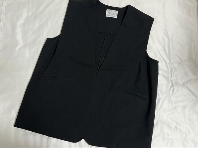 【AMERICAN HOLIC イージーケアジレベスト＋Iラインワンピース】ベストはボタンレスでスッキリとしたシルエットです♪