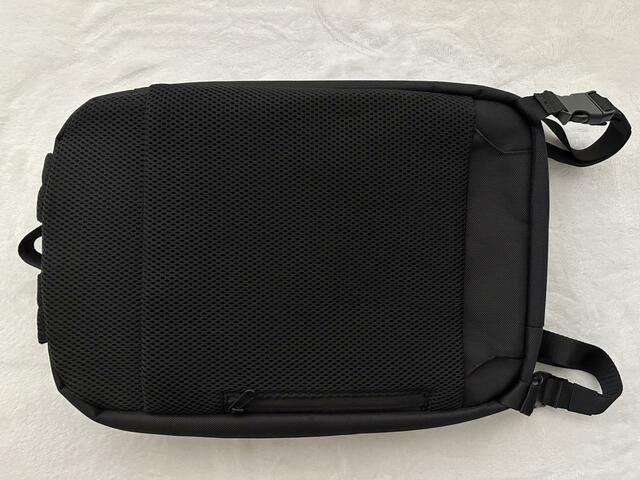 【UNIQLO　3WAYスマートバッグ】裏にもポケットが2つあります