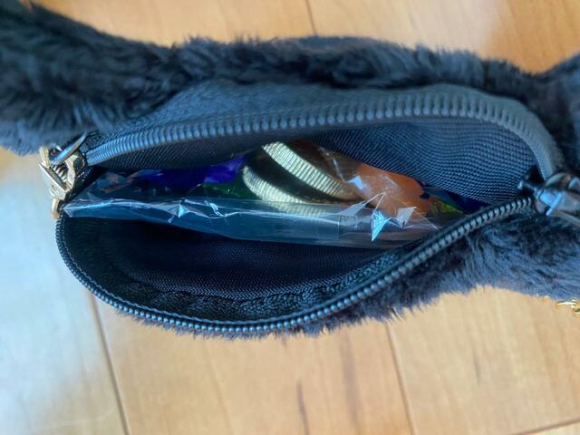 【ミートントリートポーチ(ブラック)】シルバーに比べて大きくは開きません