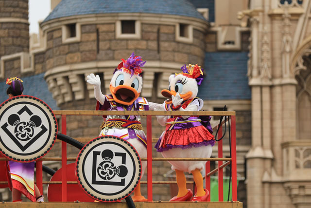 ずぶ濡れエンターテイメント「雅涼群舞」／TDL「ディズニー夏祭り」2015（撮影：YOSHI）