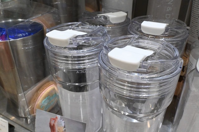 【DEAN ＆ DELUCA「ウォータータンブラークリアホワイト」】常温や氷を入れたドリンクを入れて使える、シンプルな形状のドリンクボトル♪