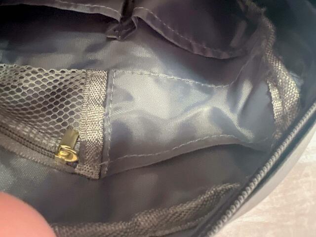 フロント側の上段にはミニポケットが1つ