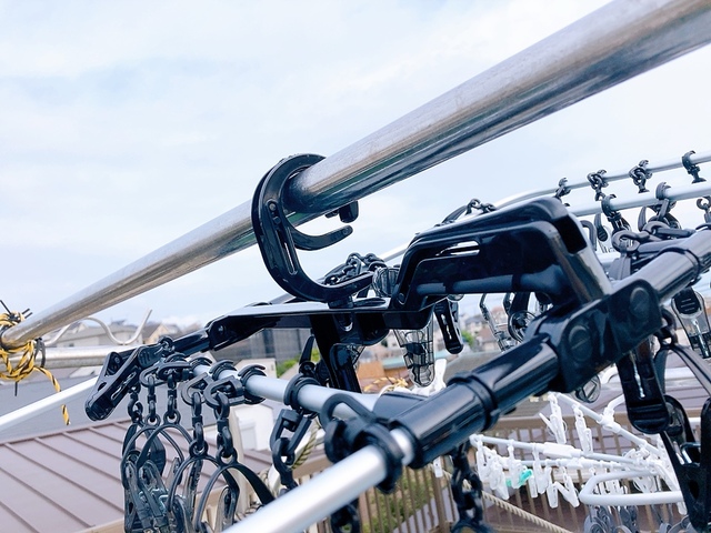 【ニトリ 洗濯らくらく 多機能 角ハンガー】フック部分は物干し竿に掛けるとロックがかかる仕様。風の強い日も安心！