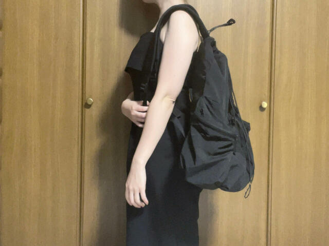 ショルダーベルト2本を片方の肩にかけてみた図