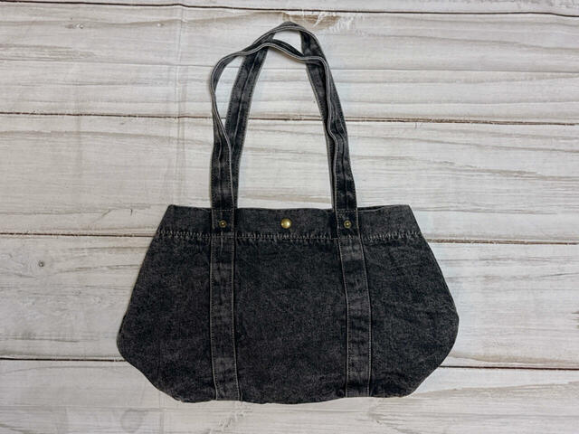 背面は装飾がないシンプルなデザイン