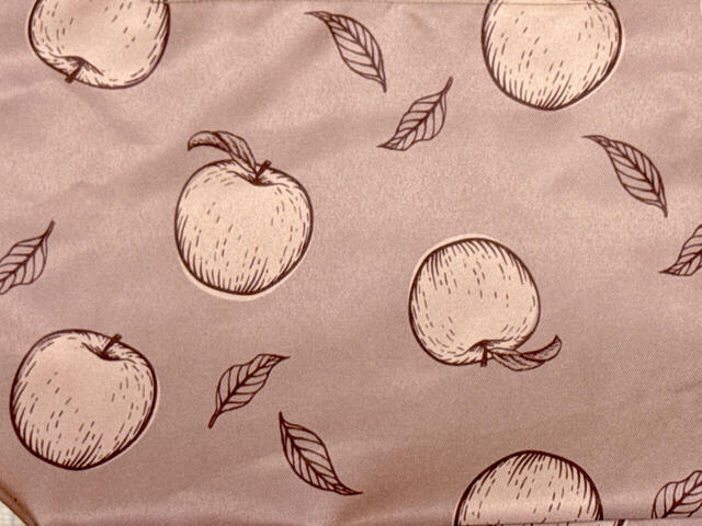 【カルディ りんごバッグ】くすみブラウンに同系色のりんごの総柄デザインがかわいい♪