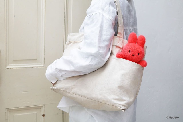 【BON TON TOYS ミッフィー】「Fuzzy 18cm」3,300円／Bright Coral、サイズ：W13.5 x D11 x H18 cm