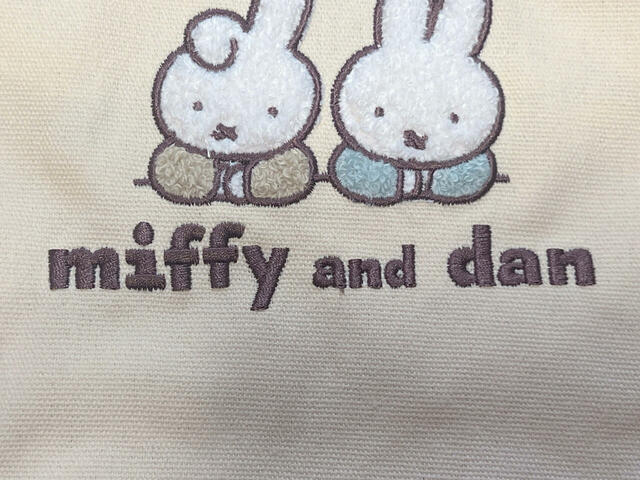 ふたりの下には「miffy ans dane」のロゴ刺繍入り