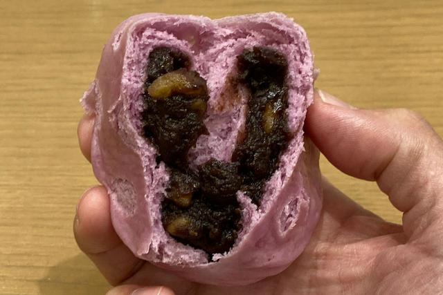 purple PAO（黒胡麻饅）・黒胡麻の餡にクルミを入れた自信作／TOKYO PAO