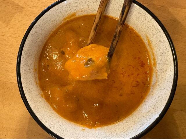 【コストコ AMARA インドバターチキンカリー】アップで見ると、鶏肉がゴロゴロと入っているのがよく分かります♪