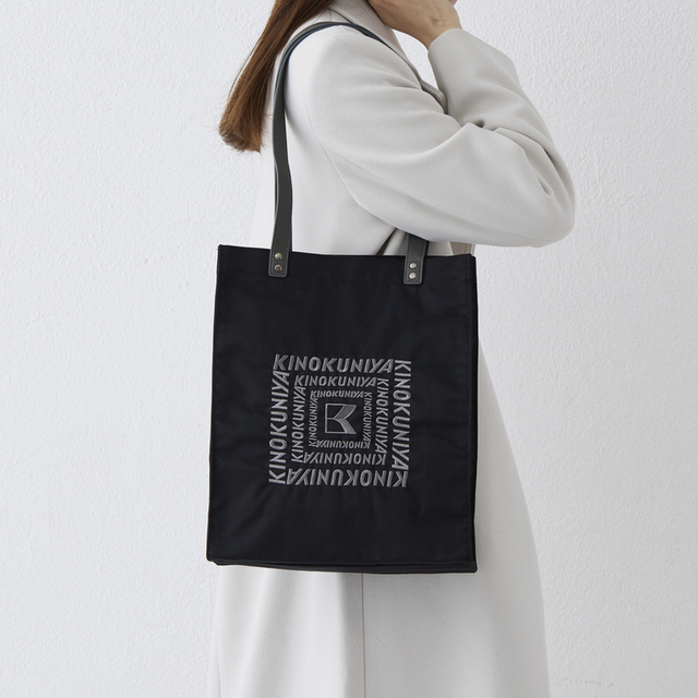 「肩から掛けたイメージ」＜価格：3,000円（税込）＞【クーポンが当たる！紀ノ国屋「福トートバッグ」公式オンラインストアで先行販売開始！】