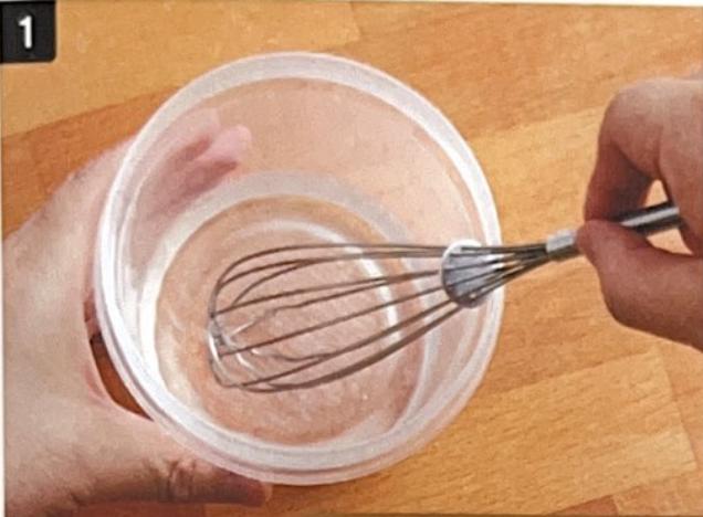 耐熱容器に水と砂糖を入れて電子レンジ(500W)で10~20秒加熱する。取り出して、泡立て器で混ぜて砂糖を溶かす。