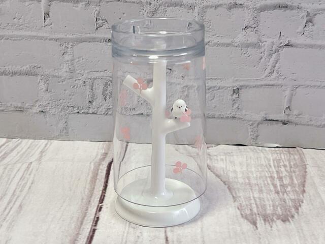 付属のスタンドにコップを伏せることで水切りができるだけでなく、洗面台の表面などに飲み口が触れないため、衛生的に使えます！