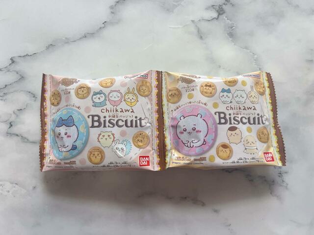 「ちいかわ 刺繍缶バッジビスケット」／各税込352円。パッケージは2種類あります