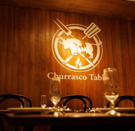 「夜景 シュラスコ食べ放題 シュラスコテーブル 梅田店」【サーロインやイチボなど、“高級肉シュラスコ”が半額で食べ放題！「シュラスコテーブル 梅田店」の半額キャンペーンがお得すぎ！】