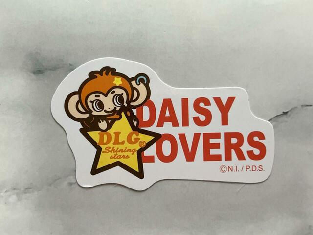 「DAISY LOVERS」のロゴが目立つデザイン