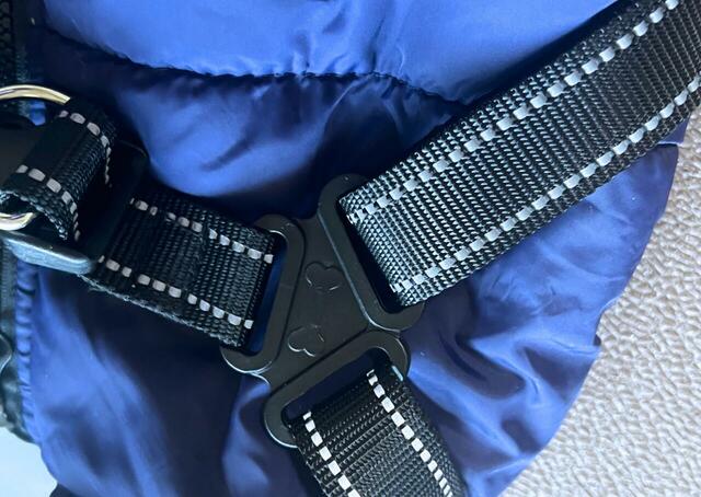 【IGUGHI ふわふわ ダウンベスト風ジャケット 犬用】】ハーネスのグレー糸部分は反射素材を採用。夜のお散歩も安心です