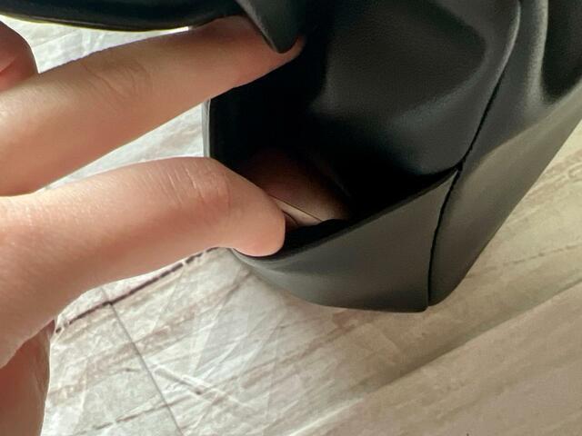 両サイドのポケットにはイヤホンやモバイルバッテリーを入れました