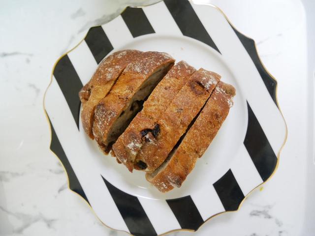 りんごを使った発酵種で作ったパン／モハベレーズンと胡桃のパン　1/2本（税込385円）