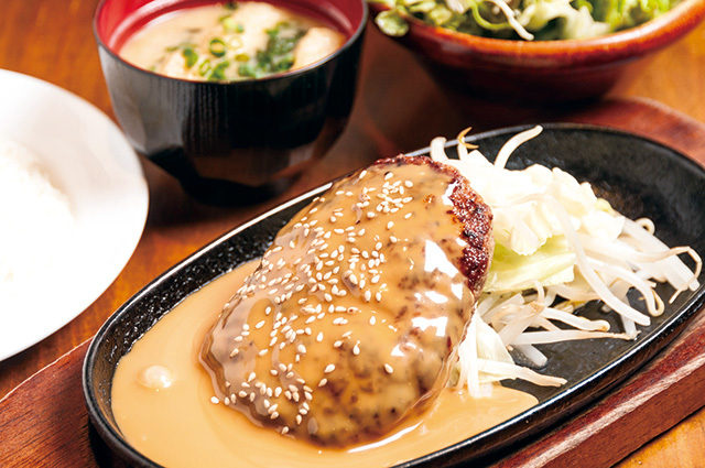 STICK＆SPOON テリヤキマヨネーズソースハンバーグ（ライス・サラダ・味噌汁付） 950円～ マイルドなソースとゴマの風味が食欲をそそる。