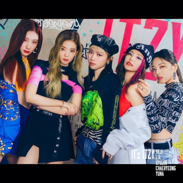 『IT'Z ITZY』通常盤ジャケット