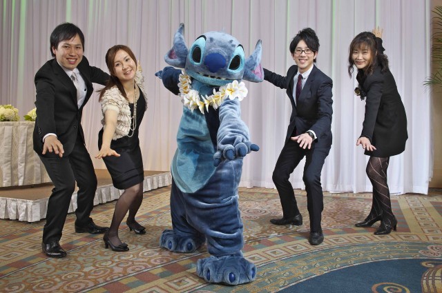 スティッチと”オハナ”のフラダンス