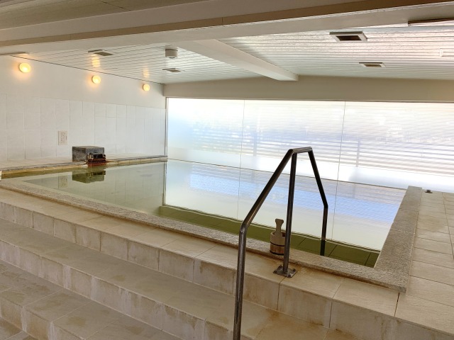 白浜の美しさを彷彿とさせる内風呂