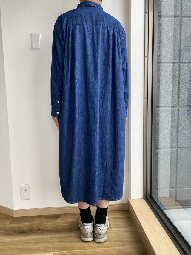 【無印良品　洗いざらし デニム長袖シャツワンピース】ストンと落ちるIラインシルエット。体のラインを拾わず体型をカバーできます♪