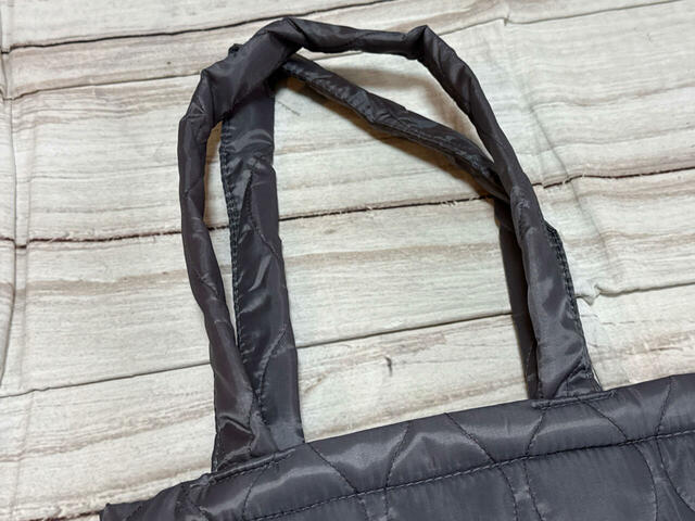 持ち手の長さは長め。アウターの上からもラクラク肩がけできるのがうれしい♪