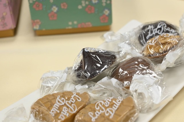 【高島屋 アムール・デュ・ショコラ】「ラ ペーニャ ドゥルセ」のチョコレート。バスクならではのベレー帽の形のチョコも