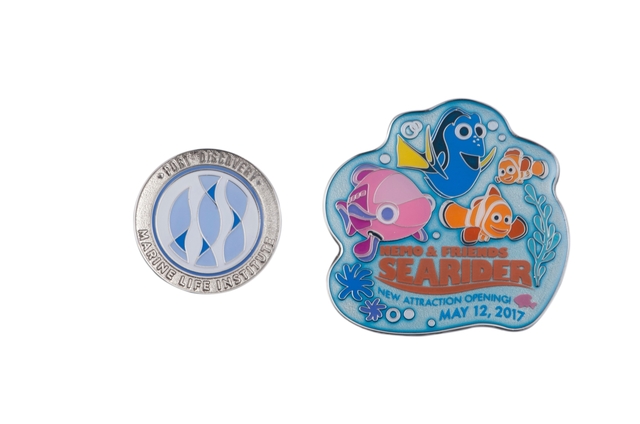 ピンバッジセット 1,000円｜（丸型）直径約3cm、（メインアート）縦約5×横約5cm、2個セット｜2017年5月8日（月）発売｜エンポーリオ｜東京ディズニーシー「ニモ&フレンズ・シーライダー」