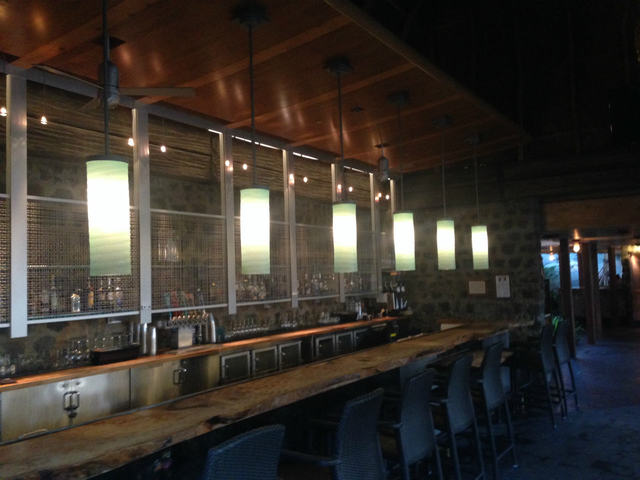 カウンターでTVを観ながらお酒を楽しめます。