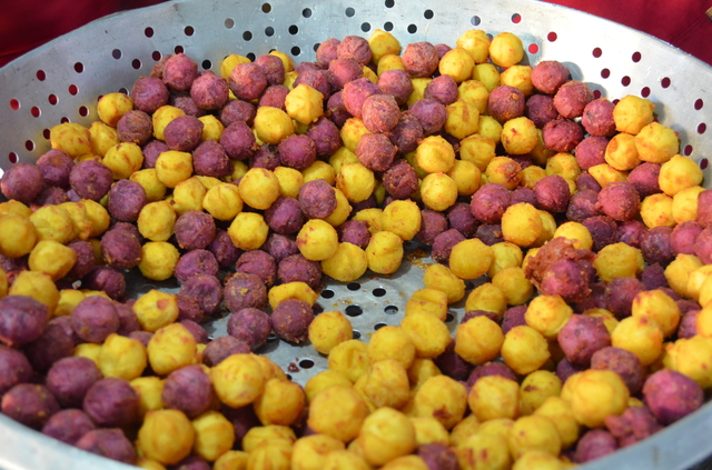 紅白饅頭のようにペアで出てくる黄色いサツマイモと紫色のタロイモの揚げ団子