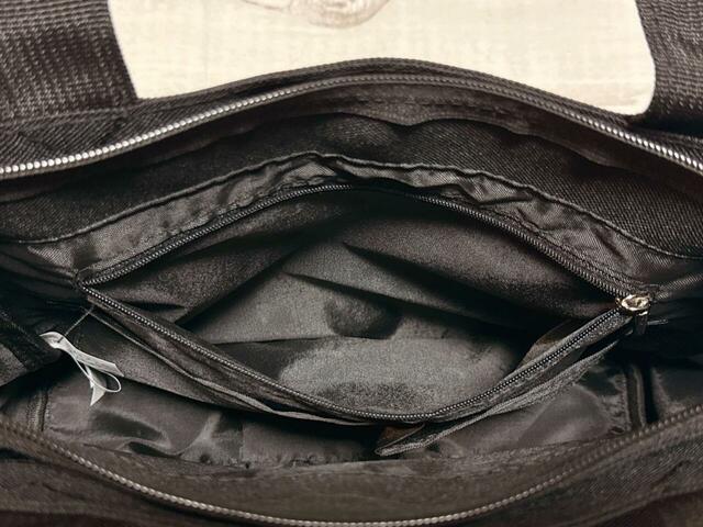 8．メイン収納内のファスナーポケット