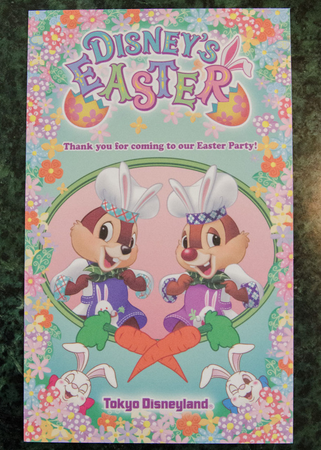 利用中にテーブルへ置かれるカード。ここにもチップとデールが描かれている。利用後は持ち帰ることができる。©Disney