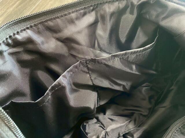 【GU ソフトナイロンコクーンショルダーバッグ】内側にはオープンポケットが2つ。小物の整理もスムーズにできます