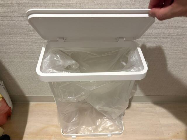 【山崎実業 ゴミ袋ホルダー ルーチェ スリム】サイズは約幅26×奥行14.5×高さ38cm。洗面台の下や横にぴったり収まるスリムな設計で、邪魔になりません♪