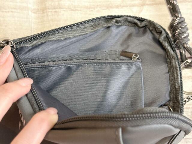 中央には仕切り的にファスナー付きのコインケースがついています