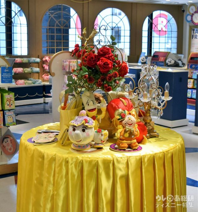 丸テーブルに可愛らしくディスプレイされた新商品