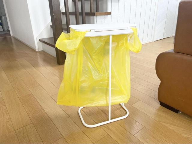 【山崎実業　分別ゴミ袋ホルダー】ゴミ袋は蓋を外して掛けるだけ！