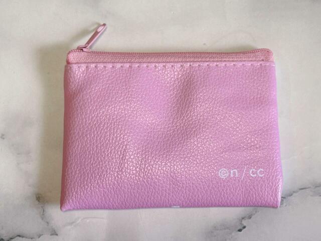 背面は装飾がないシンプルな無地