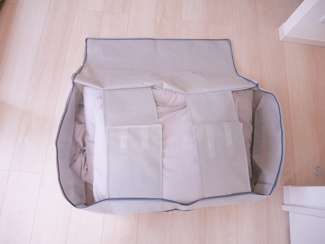 【ベルメゾン　省スペースで収納できる来客用布団セット(6点)】収納袋に付いた押さえベルトが便利