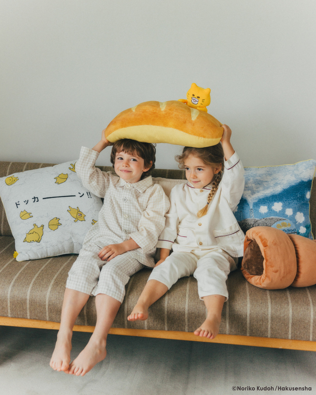 【studio CLIP×ノラネコぐんだん】シェニールクッション 3,300円(税込)/フランスパンもっちりクッション 3,990円(税込)