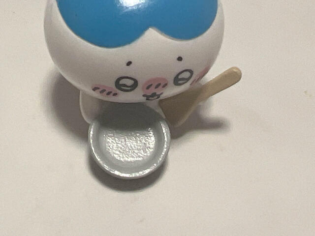 ちいかわのかわいいピンクのスプーンとは異なり、渋いしゃもじを持参するハチワレ。こういうところがたまらないんですよね…！