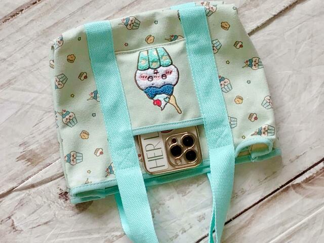 ちょうどスマホが入るサイズ感のポケット