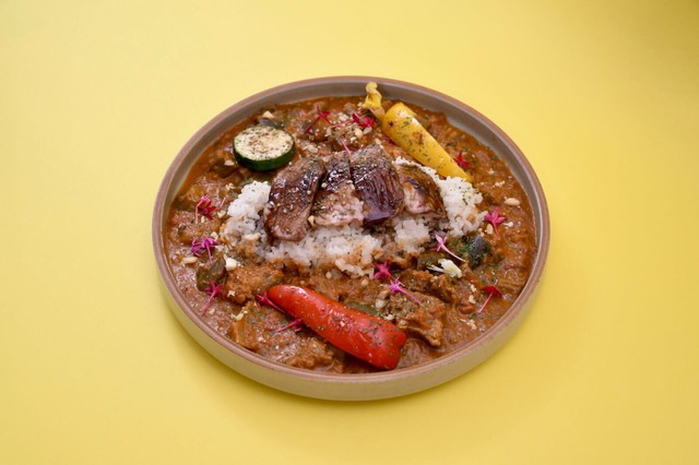 【コミュニケーションサウナ オー（OOO）】「ローストラムと季節野菜のマサラカレー」1,200円（税込）